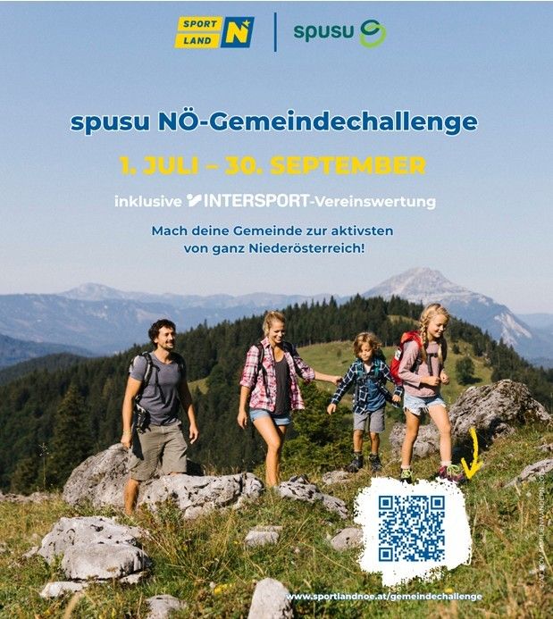 Plakat für die NÖ-Gemeindechallenge. Familie beim Wandern mit Bergen im Hintergrund. 1. Juli bis 30. September. Inklusiv INTERSPORT-Mitgliedschaft. Machen Sie Ihre Gemeinde zur aktivsten in Niederösterreich. QR-Code vorhanden.