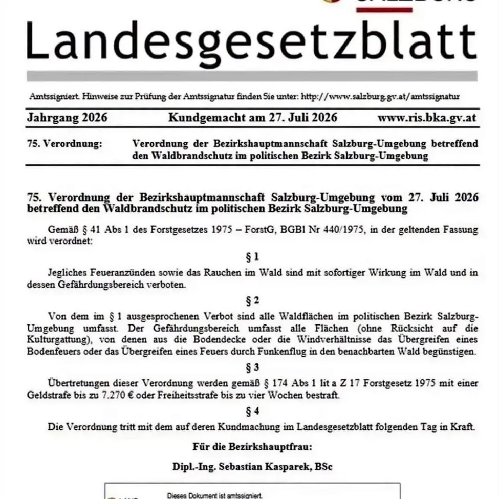 Eine Seite des Landesgesetzblatts zeigt eine Verordnung zum Waldbrandschutz im politischen Bezirk Salzburg-Umgebung, datiert auf den 27. Juli 2026. Es enthält Details zum Verbot von Feuer und Rauchen im Wald.