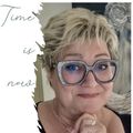 Eine Frau mit Brille und einer Halskette steht vor einem weißen Hintergrund. Auf der linken Seite befindet sich ein QR-Code mit dem Text 'sch.net' und einer Nummer. Auf der rechten Seite befindet sich der Text-Overlay 'Zeit ist jetzt'.