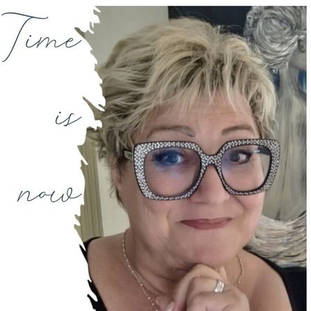 Eine Frau mit Brille und einer Halskette steht vor einem weißen Hintergrund. Auf der linken Seite befindet sich ein QR-Code mit dem Text 'sch.net' und einer Nummer. Auf der rechten Seite befindet sich der Text-Overlay 'Zeit ist jetzt'.