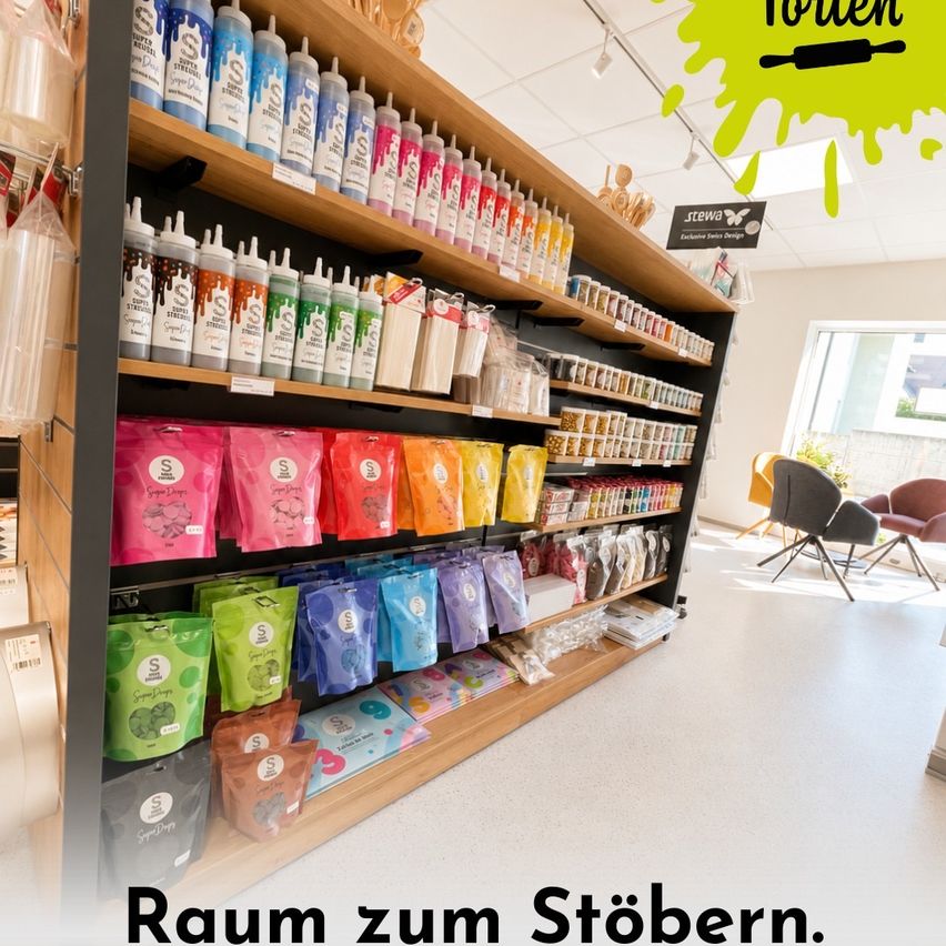 Ein Ladenregal voller bunter Tüten mit Süßigkeiten und Flaschen mit Sirup, mit einem Schild, das 'Raum zum Stöbern' auf Deutsch besagt.