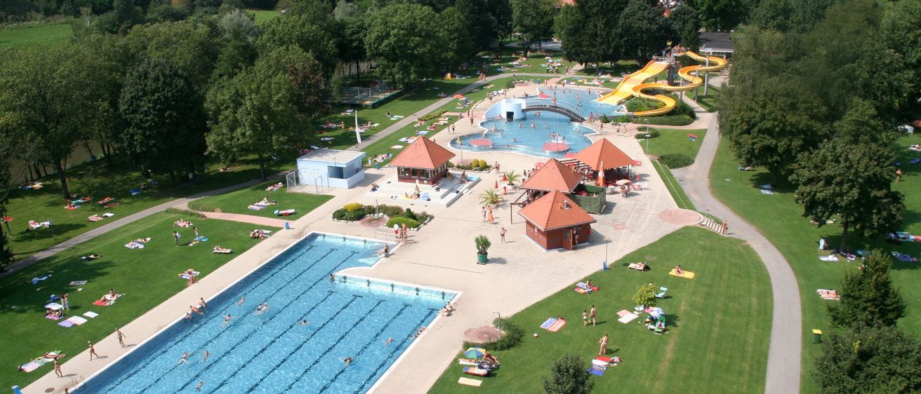 Bild enthält, Pool, Water, Swimming Pool, Outdoors, Architecture, Building, Hotel, Resort, Aerial View, Person