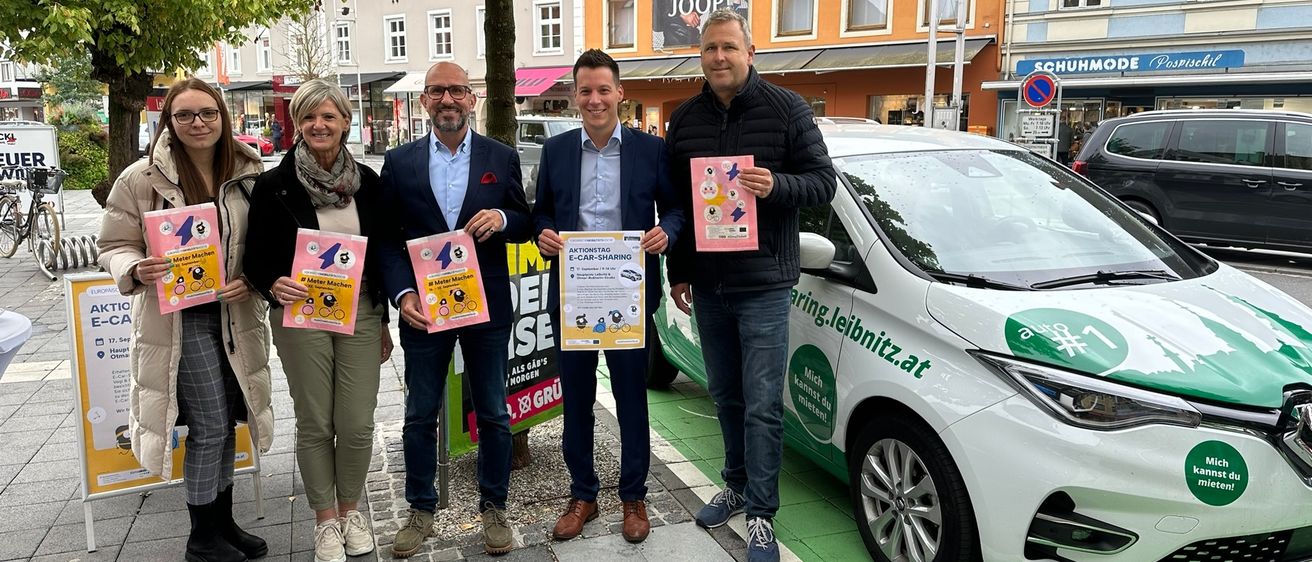 Bild enthält, Advertisement, Poster, Urban, Adult, Male, Man, Person, Pants, Female, Woman