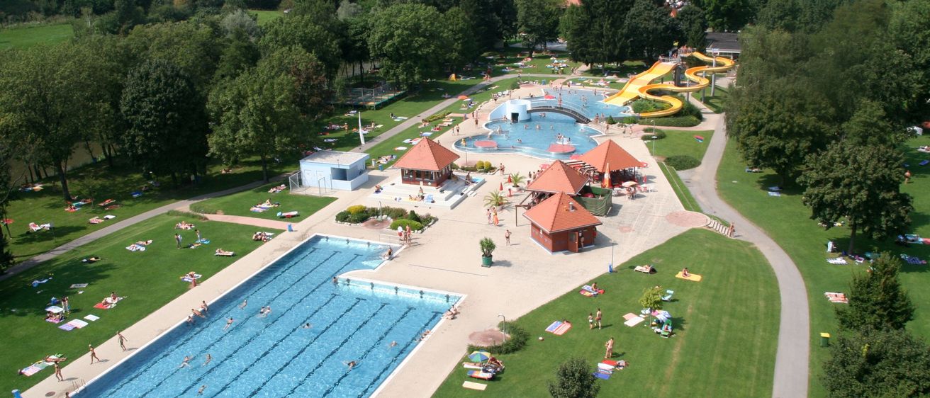Bild enthält, Pool, Water, Swimming Pool, Outdoors, Person, Aerial View, Plant, Building, Hotel, Resort