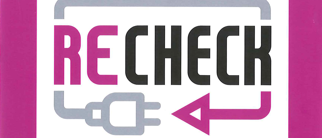 Ein Logo für ECHECK, mit einem stilisierten Buchstaben E, links ein Steckersymbol und rechts ein Pfeil.