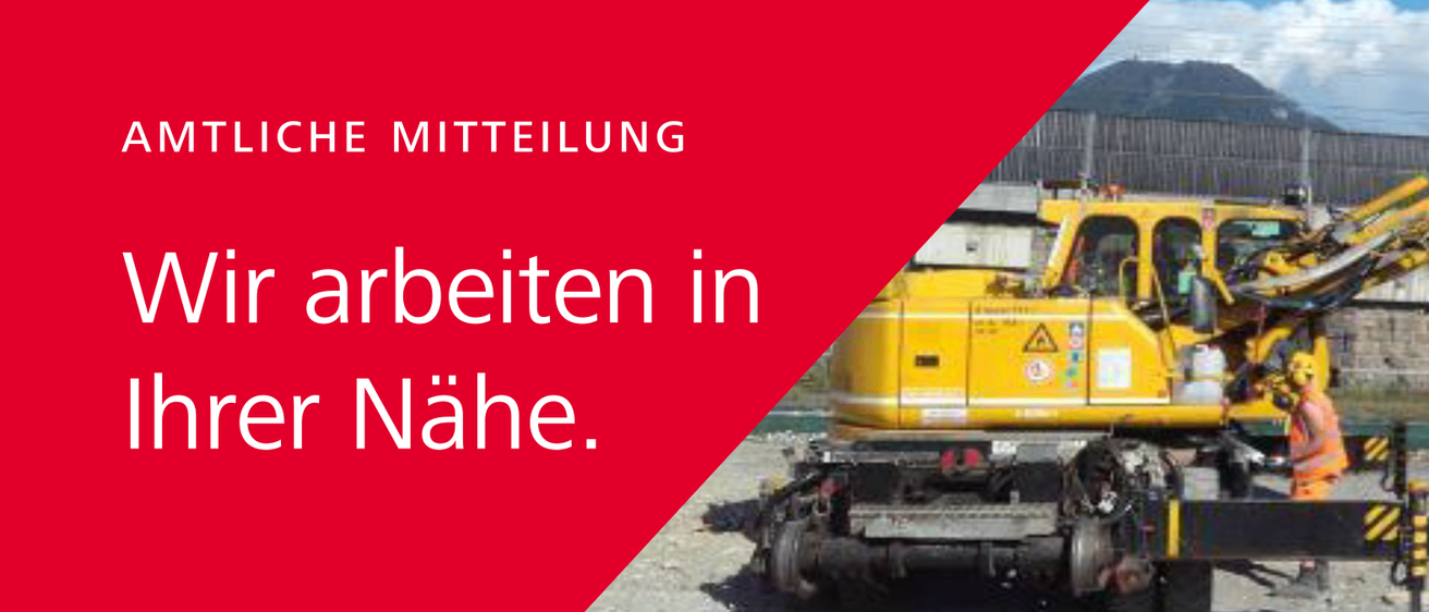 Ein Bauarbeiter bedient einen gelben Bagger auf einer Baustelle, mit einem Berg im Hintergrund.