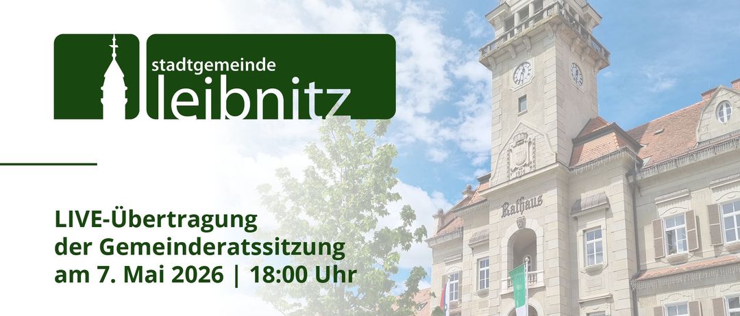 Leibnitz Stadtratssitzung im Jahr 2026 um 18:00 Uhr. Das Rathaus ist ein großes Gebäude mit Turm, Uhr und Flaggen von Italien und Österreich.