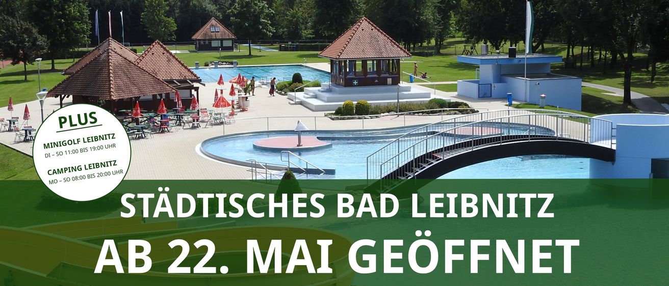 Freibadbereich mit einem kleinen Kiosk. Leute gehen herum und entspannen sich auf der Wiese. Im unteren rechten Eck ist das Datum 22. Mai angezeigt.