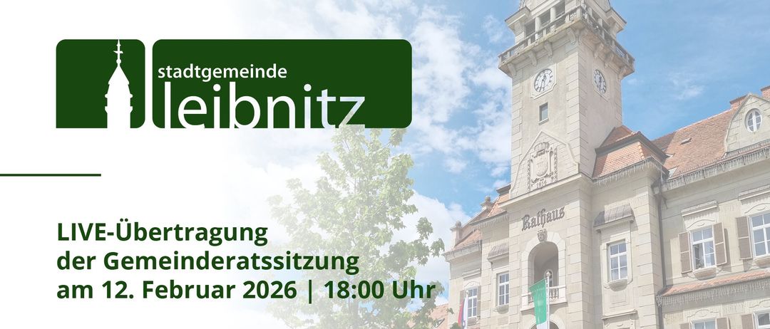 Ein Bild des Rathauses in Leibnitz mit einem großen Uhrturm, grünem Text 'stadtgemeinde leinitz', einem Baum und Fahnen. Das Bild zeigt auch ein Banner mit Text über eine Sitzung im Februar 2026 um 18:00 Uhr.