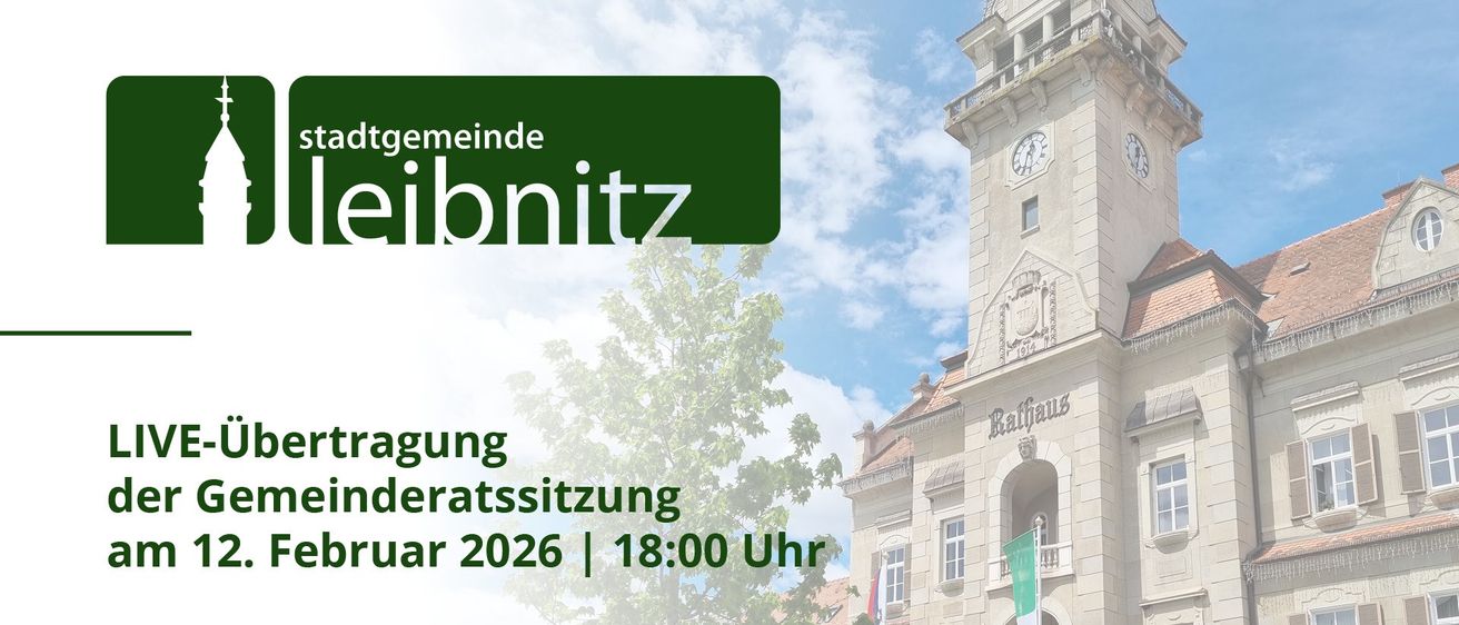 Ein Bild des Rathauses in Leibnitz mit einem großen Uhrturm, grünem Text 'stadtgemeinde leinitz', einem Baum und Fahnen. Das Bild zeigt auch ein Banner mit Text über eine Sitzung im Februar 2026 um 18:00 Uhr.