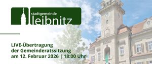 Ein Bild des Rathauses in Leibnitz mit einem großen Uhrturm, grünem Text 'stadtgemeinde leinitz', einem Baum und Fahnen. Das Bild zeigt auch ein Banner mit Text über eine Sitzung im Februar 2026 um 18:00 Uhr.