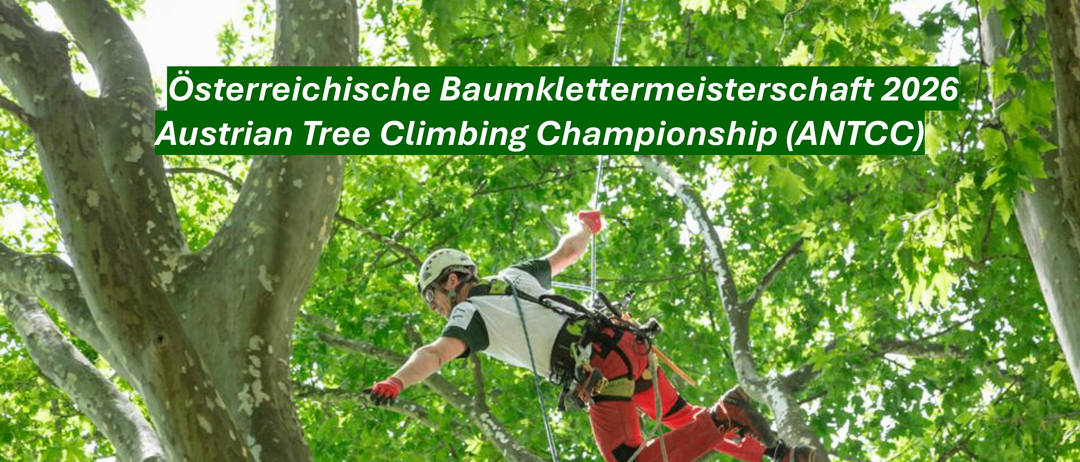 Ein Mann in Kletterausrüstung hängt an einem Seil in der Luft, wahrscheinlich nimmt er an einer Baumklettermeisterschaft teil.