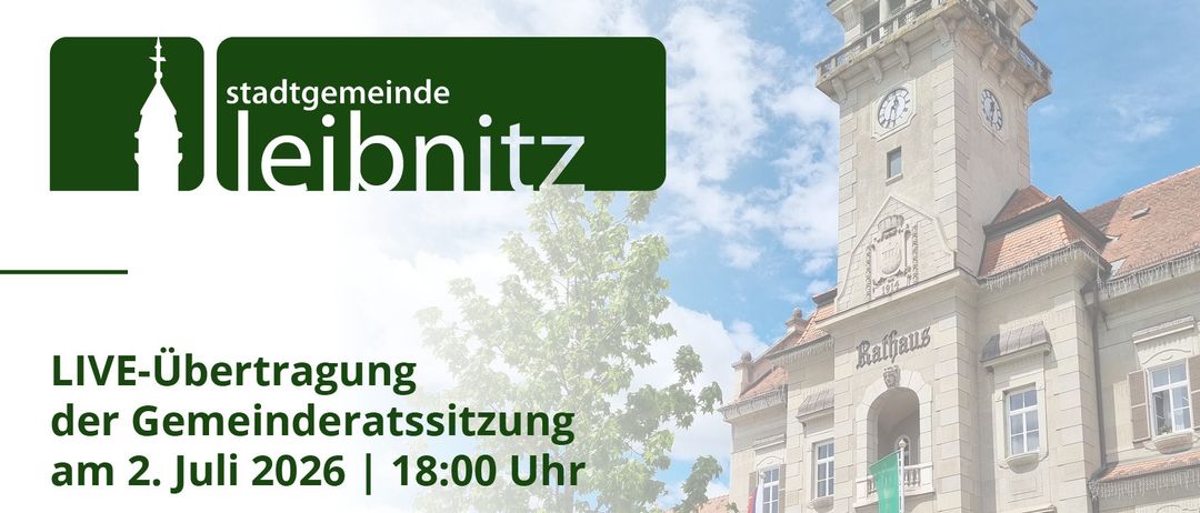 Stadtgemeinde Leibnitz, eine Gemeinderatssitzung im Jahr 2026 um 18:00 Uhr. Ein Uhrturm und Fahnen sind sichtbar.