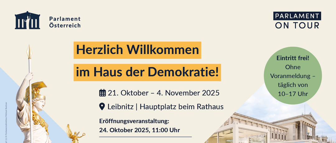 Ein Bild zeigt eine Willkommensnachricht für eine Ausstellung im Haus der Demokratie. Es wird angegeben, dass die Veranstaltung vom 21. Oktober bis 4. November 2025 in Leibniz stattfinden wird. Die Eröffnungsveranstaltung ist für den 24. Oktober 2025 um 11:00 Uhr geplant. Das Bild enthält Social-Media-Icons und einen Website-Link.