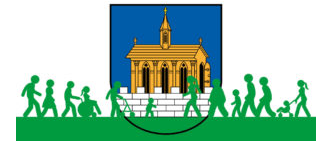 Eine Illustration einer Kirche mit einem Turm in einem blauen Quadrat, umgeben von grünen Figuren von Menschen, die gehen, einschließlich einer Frau mit einem Baby im Kinderwagen.