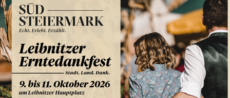Das Plakat bewirbt das Steyrermarkt mit einem Paar in ländlicher Umgebung. Es erwähnt das Datum der Veranstaltung, den 11. Oktober 2026, und hebt Musik, Genuss und Tradition hervor.