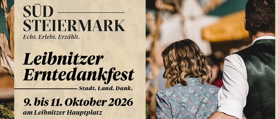 Das Plakat bewirbt das Steyrermarkt mit einem Paar in ländlicher Umgebung. Es erwähnt das Datum der Veranstaltung, den 11. Oktober 2026, und hebt Musik, Genuss und Tradition hervor.