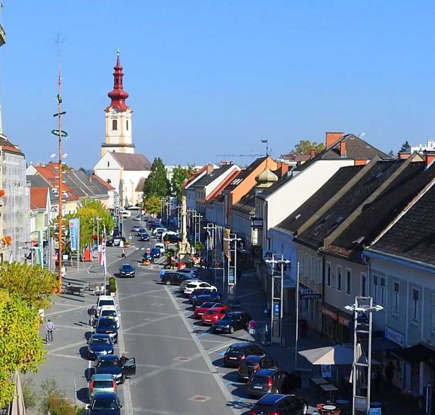 Bild enthält, City, Urban, Cityscape, Road, Neighborhood, Downtown, Street, Suburb, Outdoors, Person