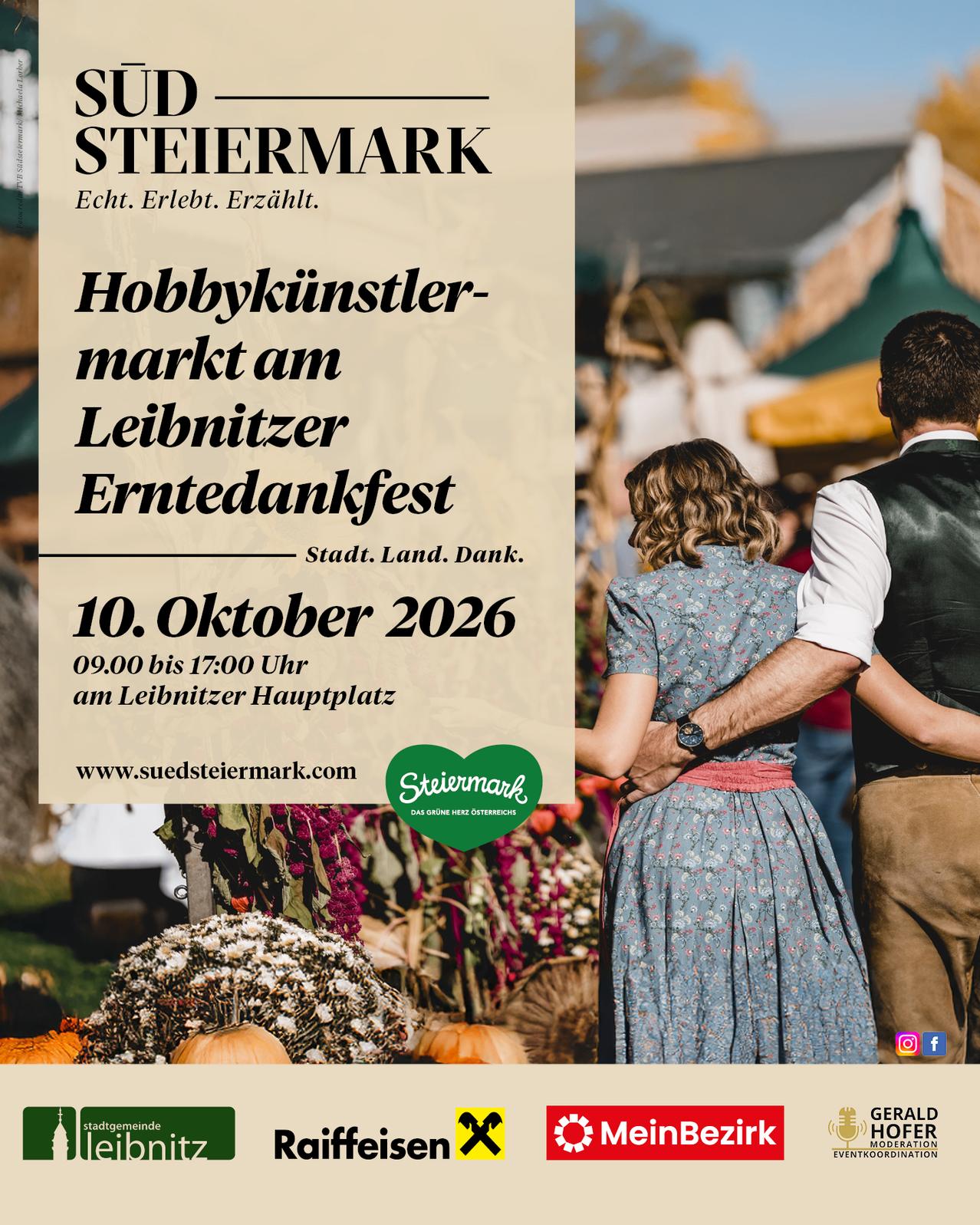 Eine Werbung für den Hobbykünstlermarkt beim Leibnitzer Erntedankfest am 10. Oktober 2026 mit einem Paar in einem Marktambiente mit Kürbissen und Blumen.