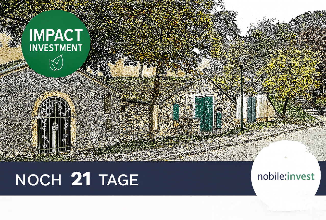 Eine künstlerische Darstellung eines malerischen Hauses mit einem Baum, das '21 Tage' in fetter weißer Schrift zeigt. Das Haus hat eine Steinmauer, grüne Türen und ein geschlossenes Tor.