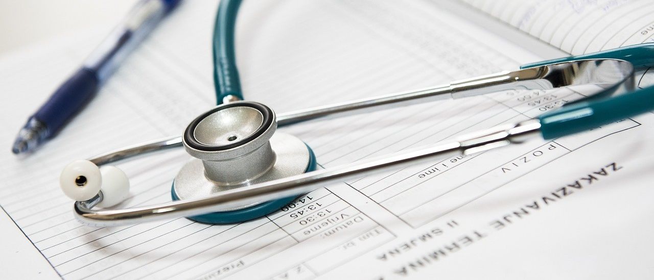 Bild enthält, Pen, Stethoscope, Scissors