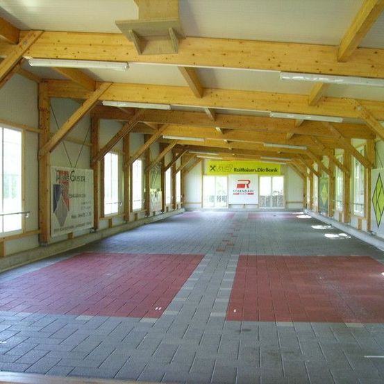 Bild enthält, Floor, Flooring, Architecture, Building, Indoors, Wood, Housing
