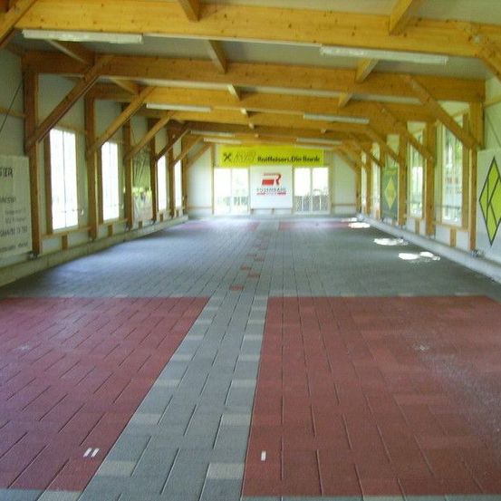 Bild enthält, Floor, Flooring, Architecture, Building, Indoors, Wood