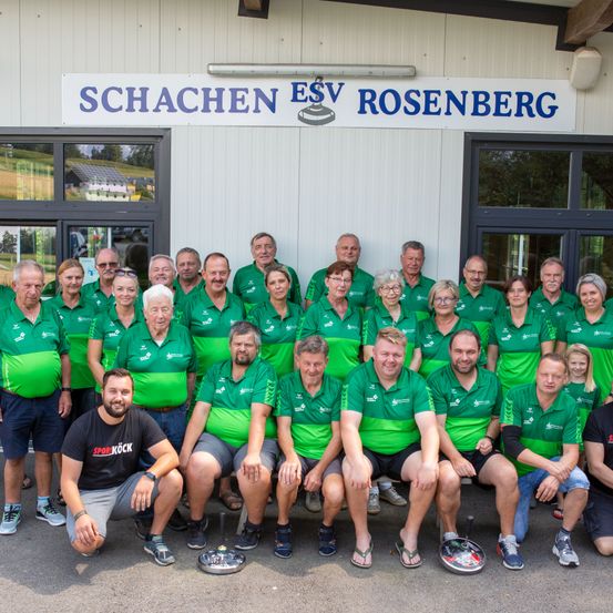 Bild enthält, People, Person, Groupshot, Adult, Male, Man, Shoe, Team, Shorts, Face