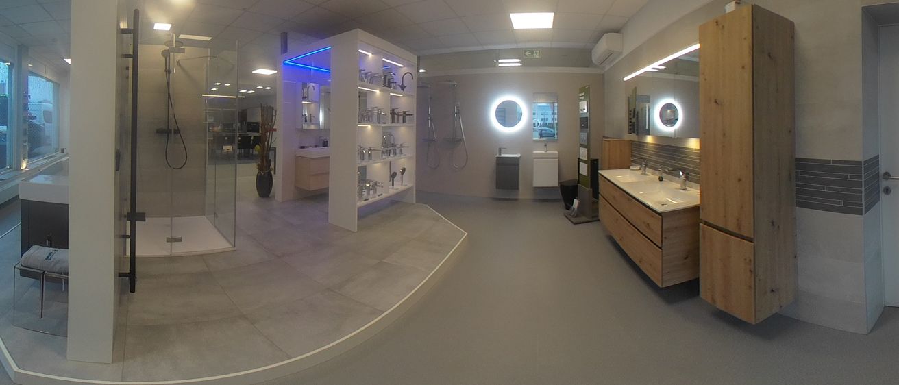 Bild enthält, Floor, Flooring, Architecture, Building, Hospital, Clinic, Indoors, Car, Transportation, Vehicle