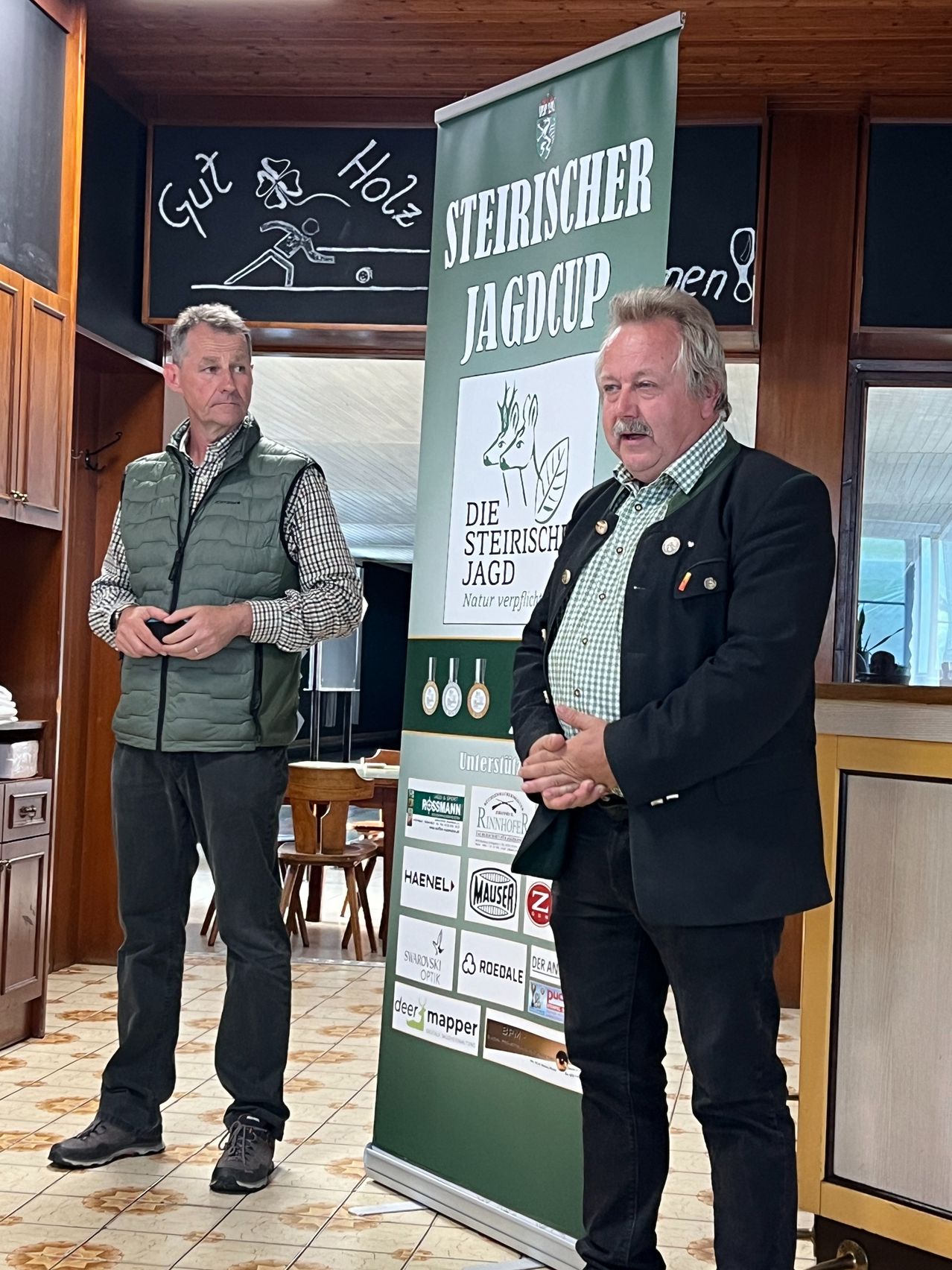 Bild enthält, Adult, Male, Man, Person, Officer, Coat, Jacket, Blackboard, Military Officer, Shoe