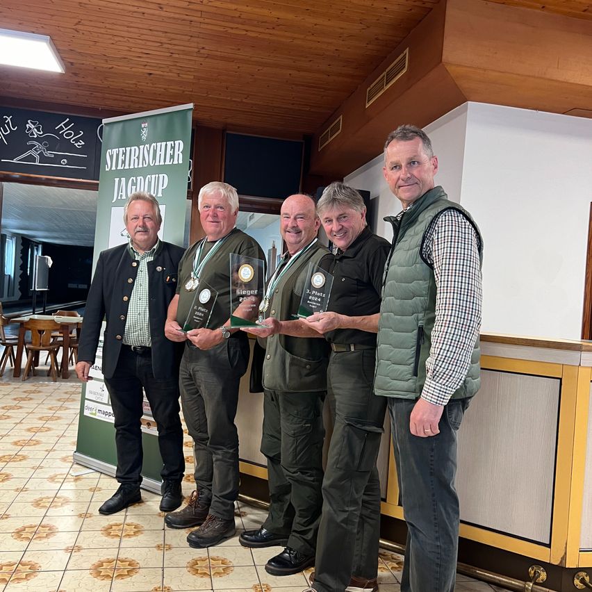 Bild enthält, Floor, Pants, Wood, Adult, Male, Man, Person, Shoe, Belt, Groupshot