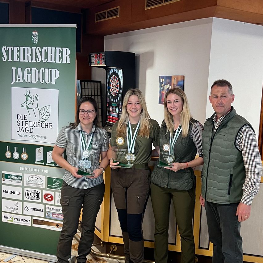 Bild enthält, Floor, People, Person, Pants, Advertisement, Flooring, Poster, Glasses, Shoe, Man