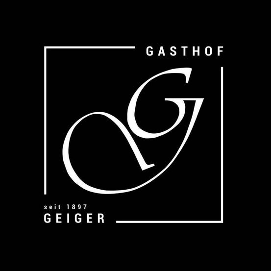Das Logo von Gasthof Geiger auf schwarzem Hintergrund, mit einem stilisierten 'G' und den Jahren 1897 und 2023 darunter.