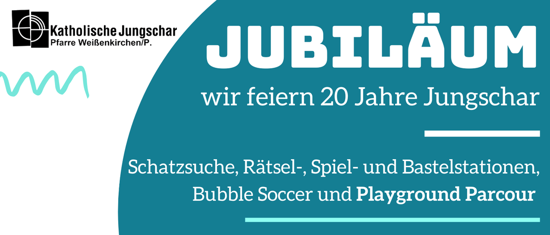 Eine Gruppe von Kindern steht vor Bäumen und trägt passende Shirts. Ein Banner hat Text über Spiele und Essen.