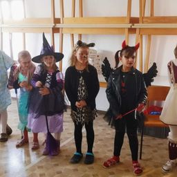 Bild enthält, Costume, Person, People, Female, Girl, Teen, Glove, Child, Baton, Festival