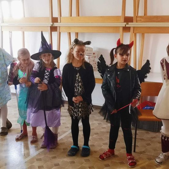 Bild enthält, Costume, Person, People, Female, Girl, Teen, Glove, Child, Baton, Festival