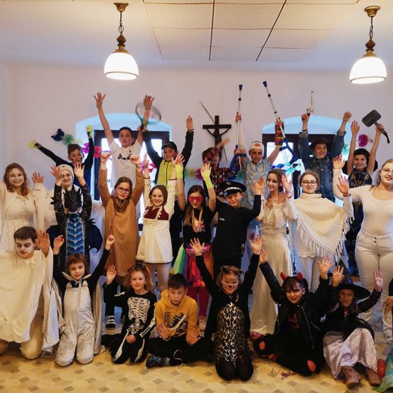 Bild enthält, People, Person, Adult, Female, Woman, Celebrating, Portrait, Baton, Dress, Child