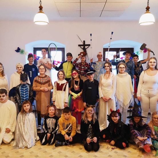 Bild enthält, People, Person, Adult, Female, Woman, Baton, Boy, Child, Male, Girl