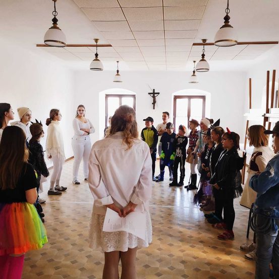 Bild enthält, Adult, Female, Person, Woman, People, Child, Girl, Indoors, Male, Man