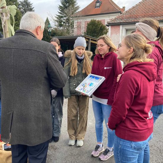 Bild enthält, Advertisement, Poster, Glove, Female, Girl, Person, Teen, Adult, Male, Man
