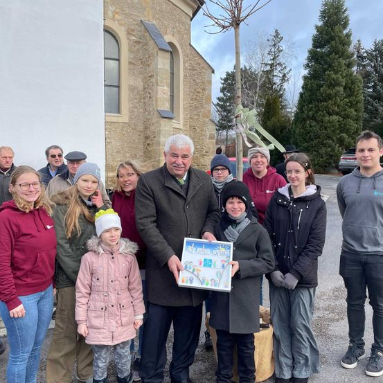 Bild enthält, People, Person, Boy, Male, Teen, Tree, Coat, Pants, Groupshot, Man