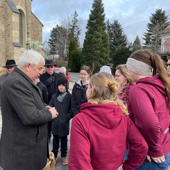 Bild enthält, Coat, Hat, People, Person, Adult, Male, Man, Glasses, Female, Woman