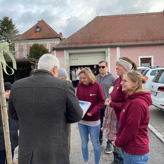 Bild enthält, Advertisement, Poster, Adult, Male, Man, Person, Hat, Female, Girl, Teen