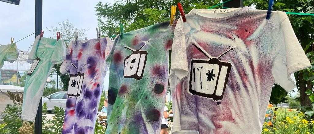 Bild enthält, Clothing, T-Shirt, Person, Text, Sleeve