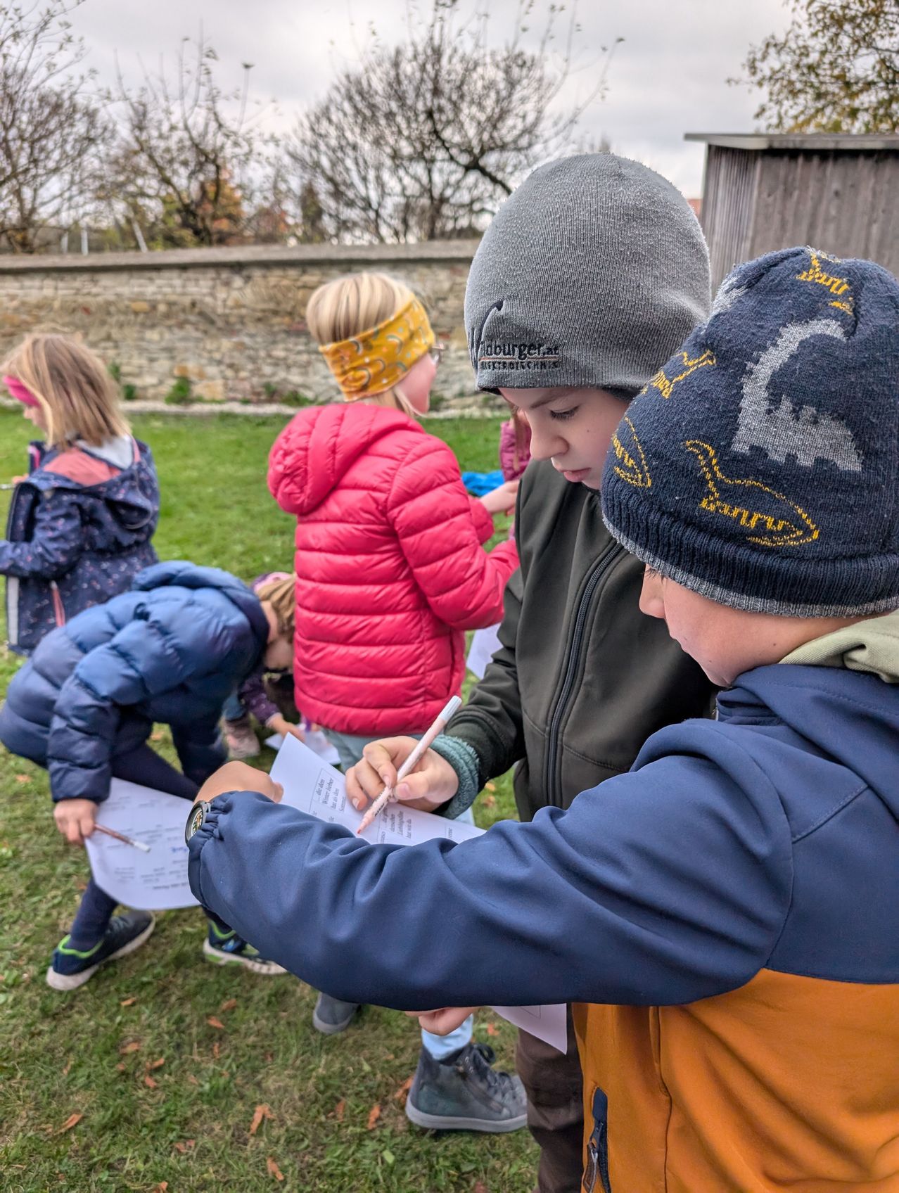 Bild enthält, Hat, Cap, Beanie, Person, Jacket, Boy, Child, Male, Female, Girl