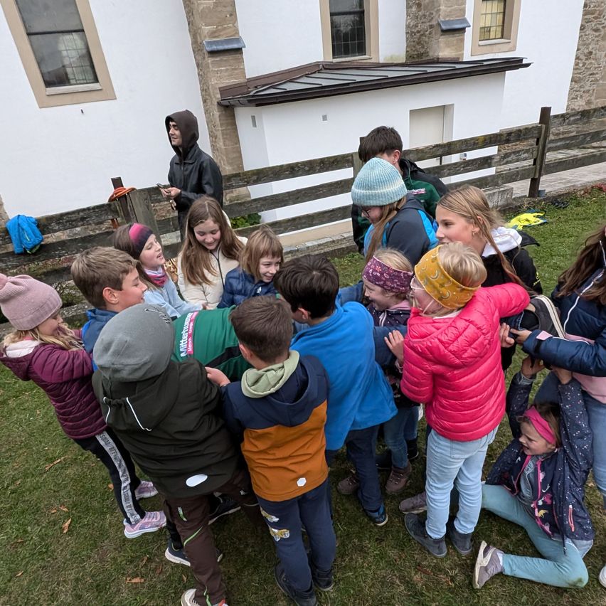 Bild enthält, People, Person, Pants, Hat, Grass, Boy, Child, Male, Shoe, Cap