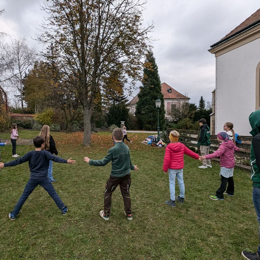 Bild enthält, Grass, People, Person, Pants, Neighborhood, Tree, Walking, Boy, Child, Male