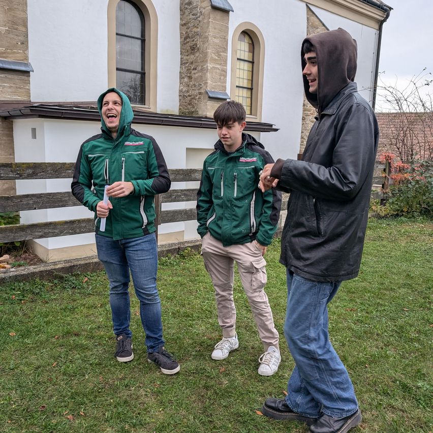 Bild enthält, Pants, Coat, Jacket, Jeans, Grass, People, Person, Adult, Male, Man