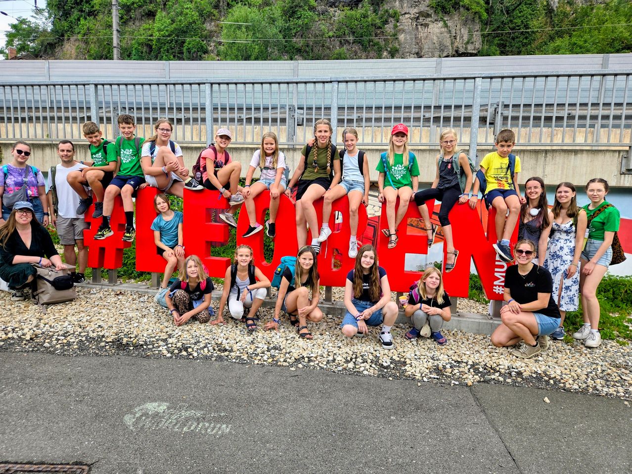 Jugendgruppe vor rotem "MUSEUM"-Schriftzug in der Steiermark