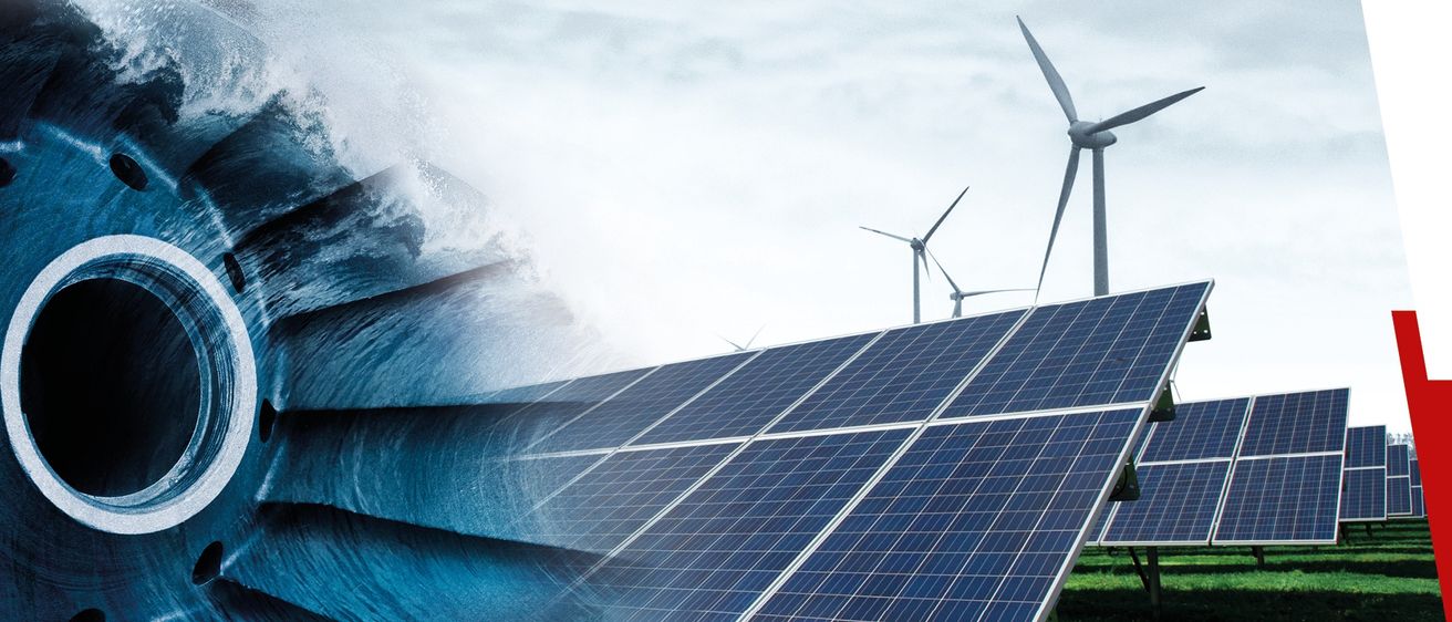 Ein Feld mit Solarmodulen und Windturbinen, eine große Windturbine im Hintergrund.